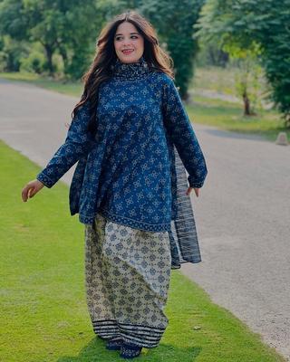Style redefined with this timeless 3-piece outfit